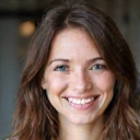 Portret uśmiechniętej kobiety, Katarzyny Wiśniewskiej, zadowolonej z usług dietetyka.